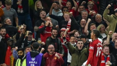 Pemain Manchester United Raphael Varane rayakan gol