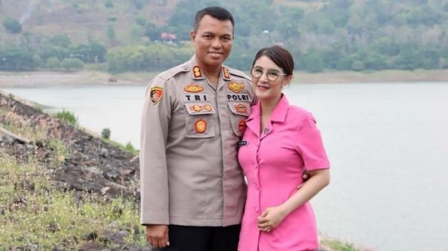 Pedangdur Uut Permatasari bersama sang suami AKBP Tri Goffarudin Pulungan, yang saat ini merupakan Kapolres Gowa, Sulawesi Selatan. (Instagram/@uutpermatasari)